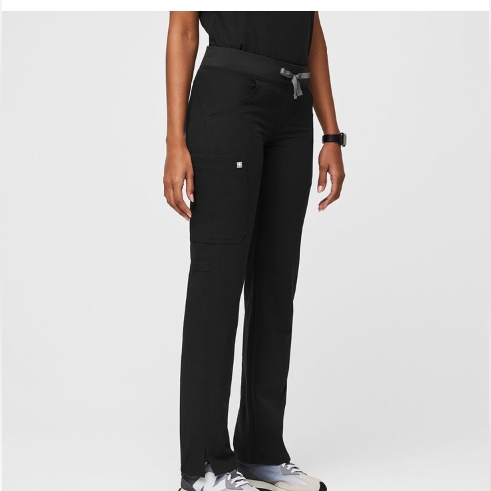 SET FIGS Kade cargo scrub pant and Casma Three-Pocket Scrub Top